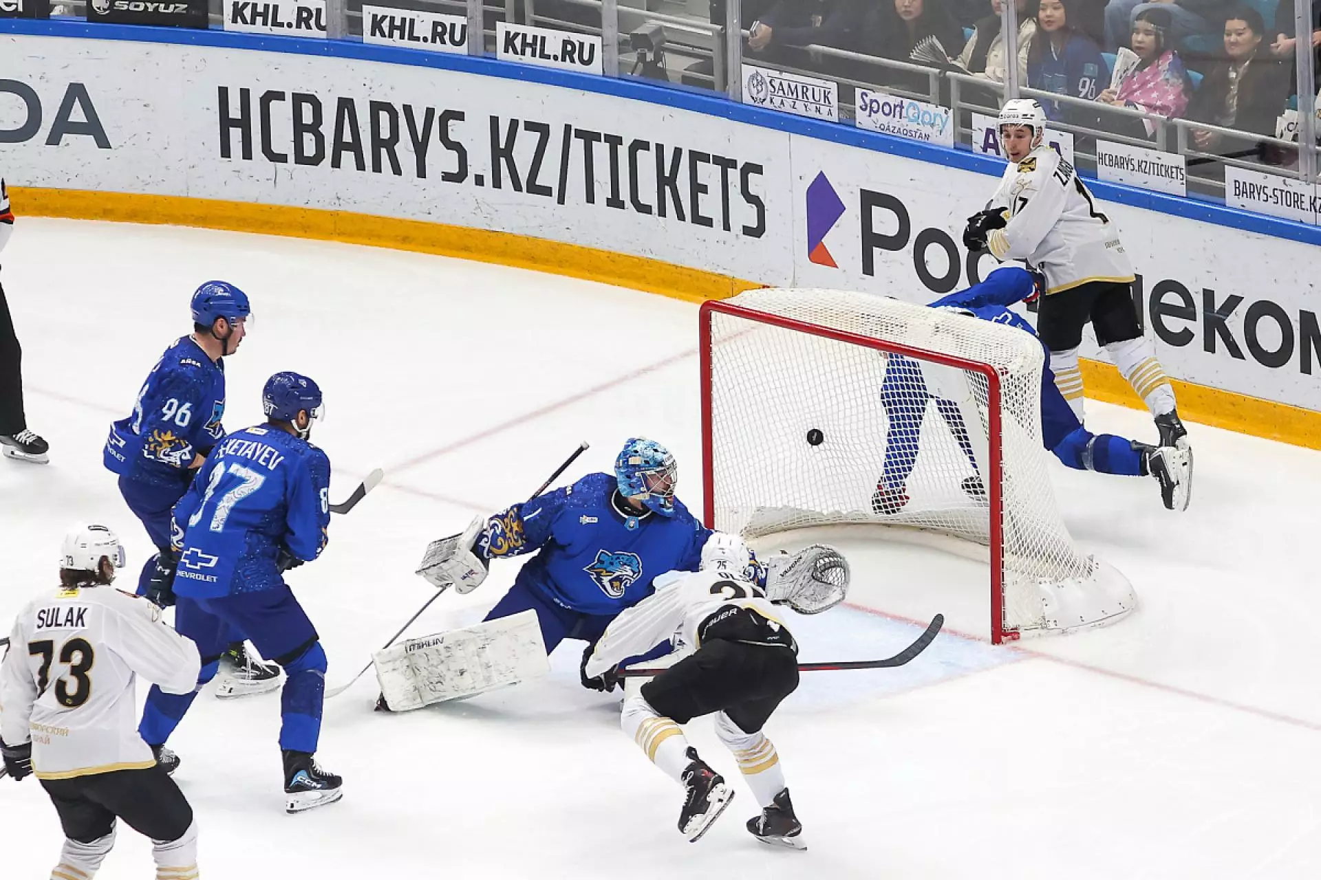 «Барыс» пропустил шесть шайб в последней домашней игре сезона