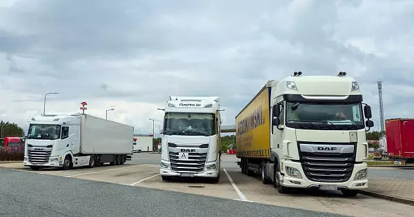 Белорусские автоперевозчики все чаще едут в Китай через Россию, отказавшись от маршрута через Казахстан.