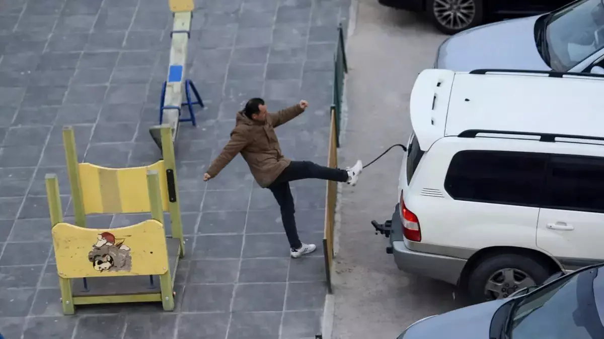 В Актау мужчина повредил автомобили во дворе и угрожал жильцам