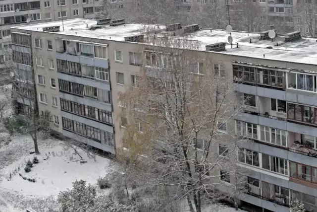 Ақтауда тұрғын үйдің төртінші қабатынан әйел құлап кеткен