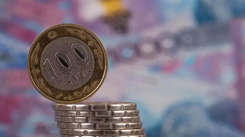 Тенге укрепился к доллару: что влияет на курс, объяснили в Нацбанке
