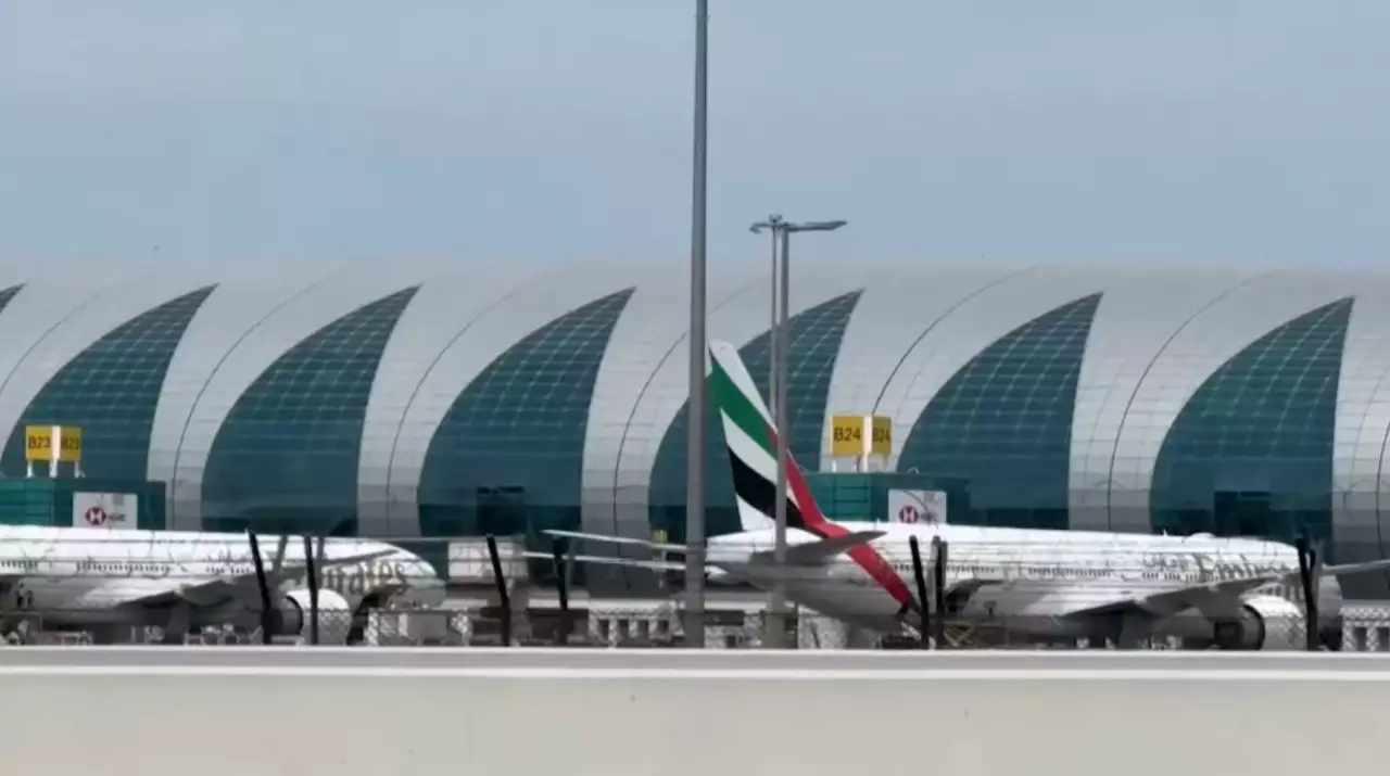 ОАЭ временно закрыли воздушное пространство