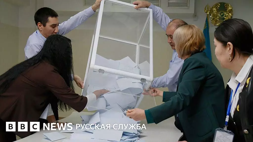 Новая конституция Казахстана, усиливающая власть президента, принята на референдуме.