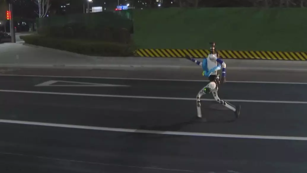 Қытай адамдар мен роботтар қатысатын жартылай марафонға дайындықты бастады