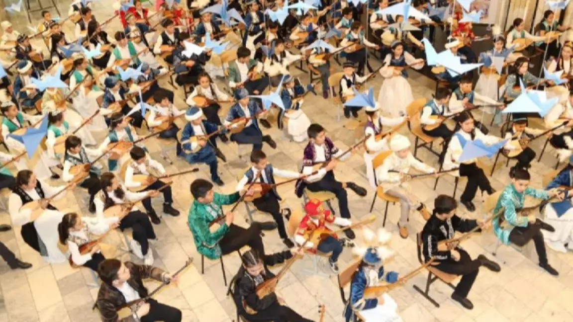 Бүгін Алматыда 11 мың домбырашы бір мезетте күй тартады