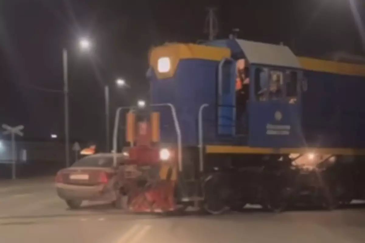 В Атырау легковушка столкнулась с поездом