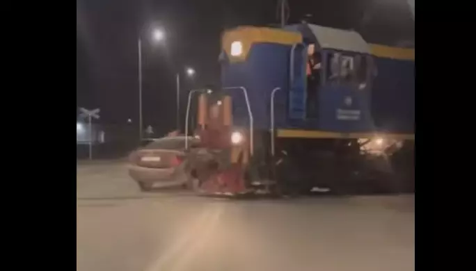 Атырауда жеңіл көлік пен тепловоз соқтығысты (ВИДЕО)