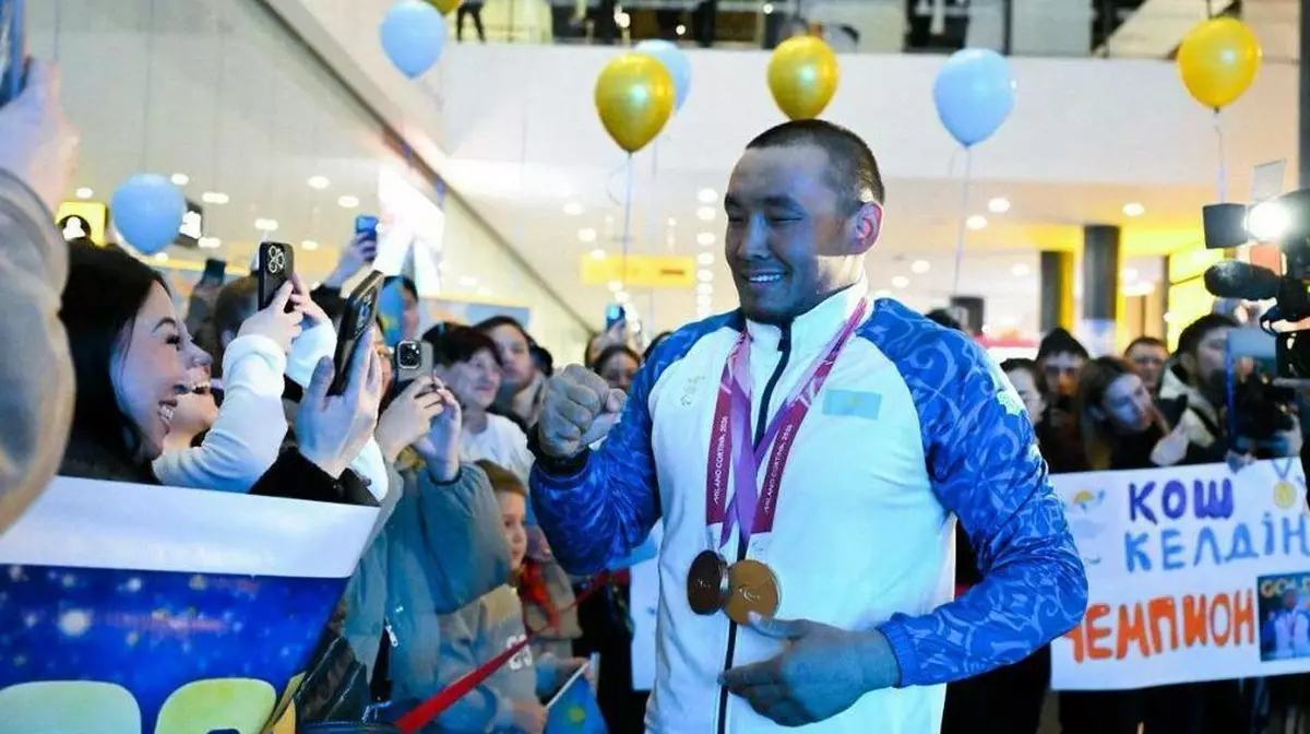 Чемпиона Паралимпиады Ербола Хамитова встретили в аэропорту Астаны