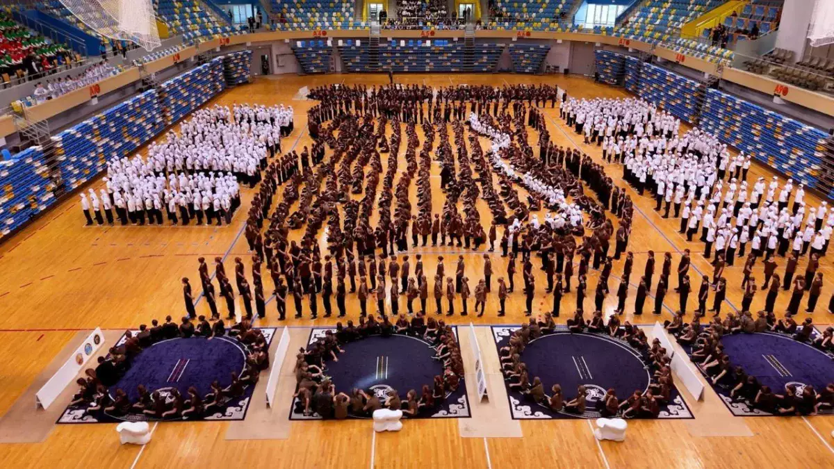 В Астане 18 тысяч детей одновременно сыграли в асык