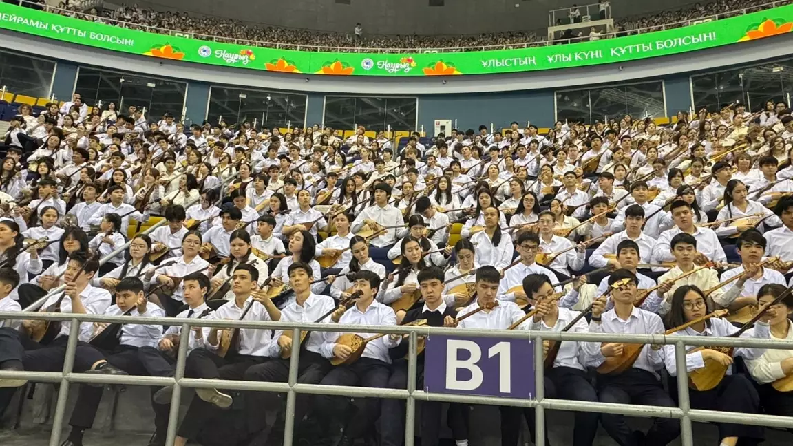 Алматыда 11 мыңнан астам домбырашы бір мезетте күй орындап, рекорд орнатты