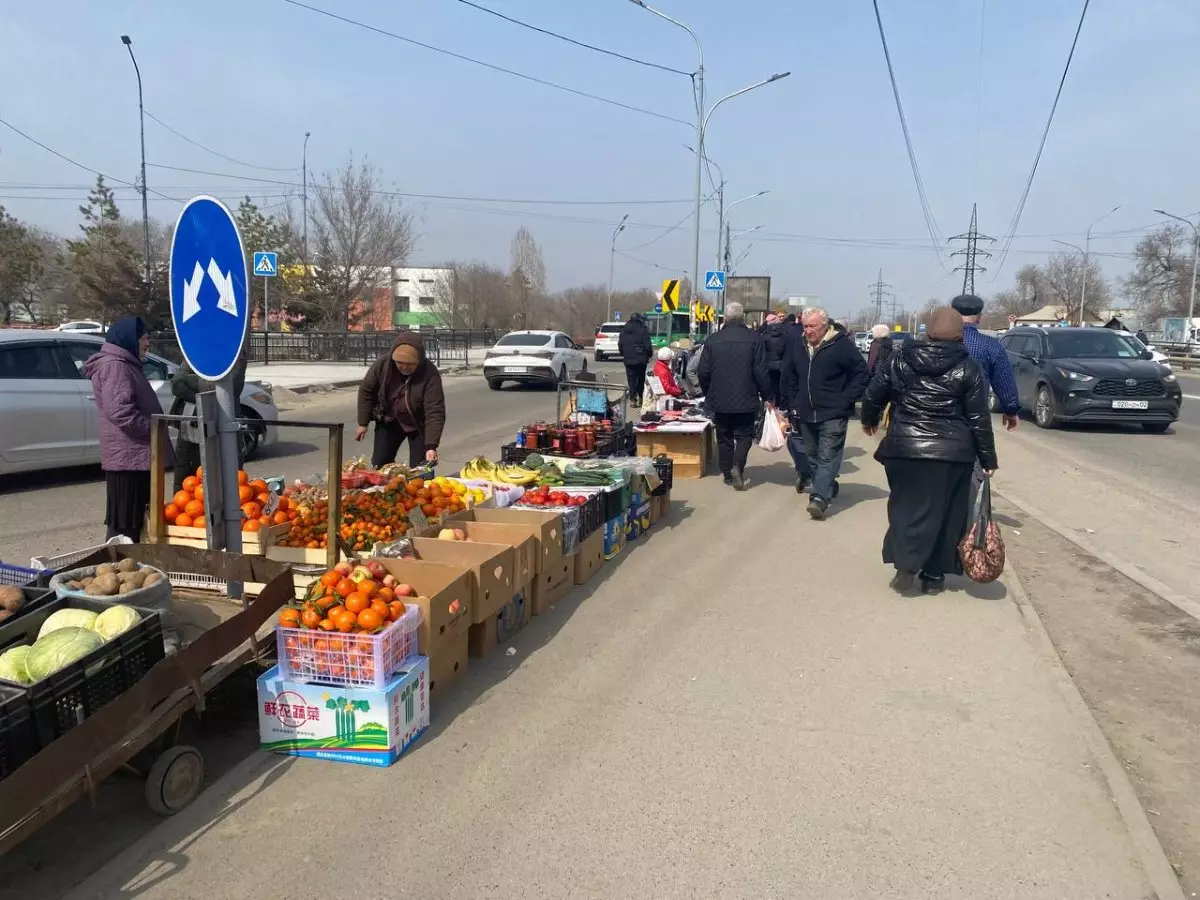 "Үнемдеуге тура келеді": Қымбатшылық алматылықтарға қалай әсер етіп жатыр?