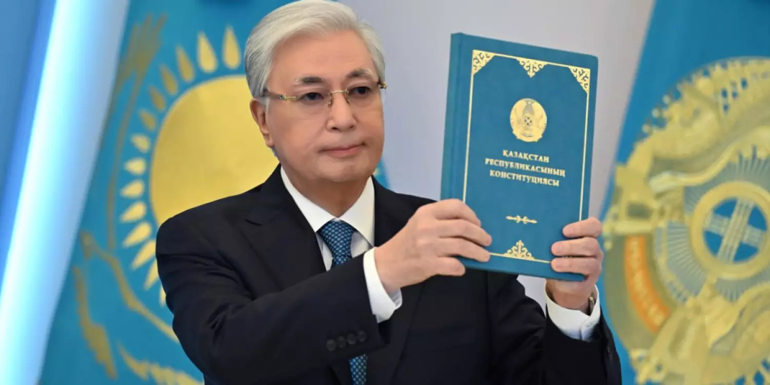 Тоқаев жаңа Конституцияға қол қойды
