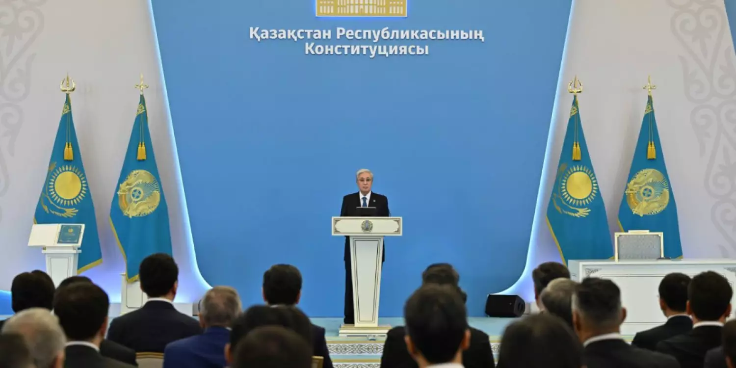 Президент жаңа Конституцияға сәйкес адал қызмет етуге серт берді 