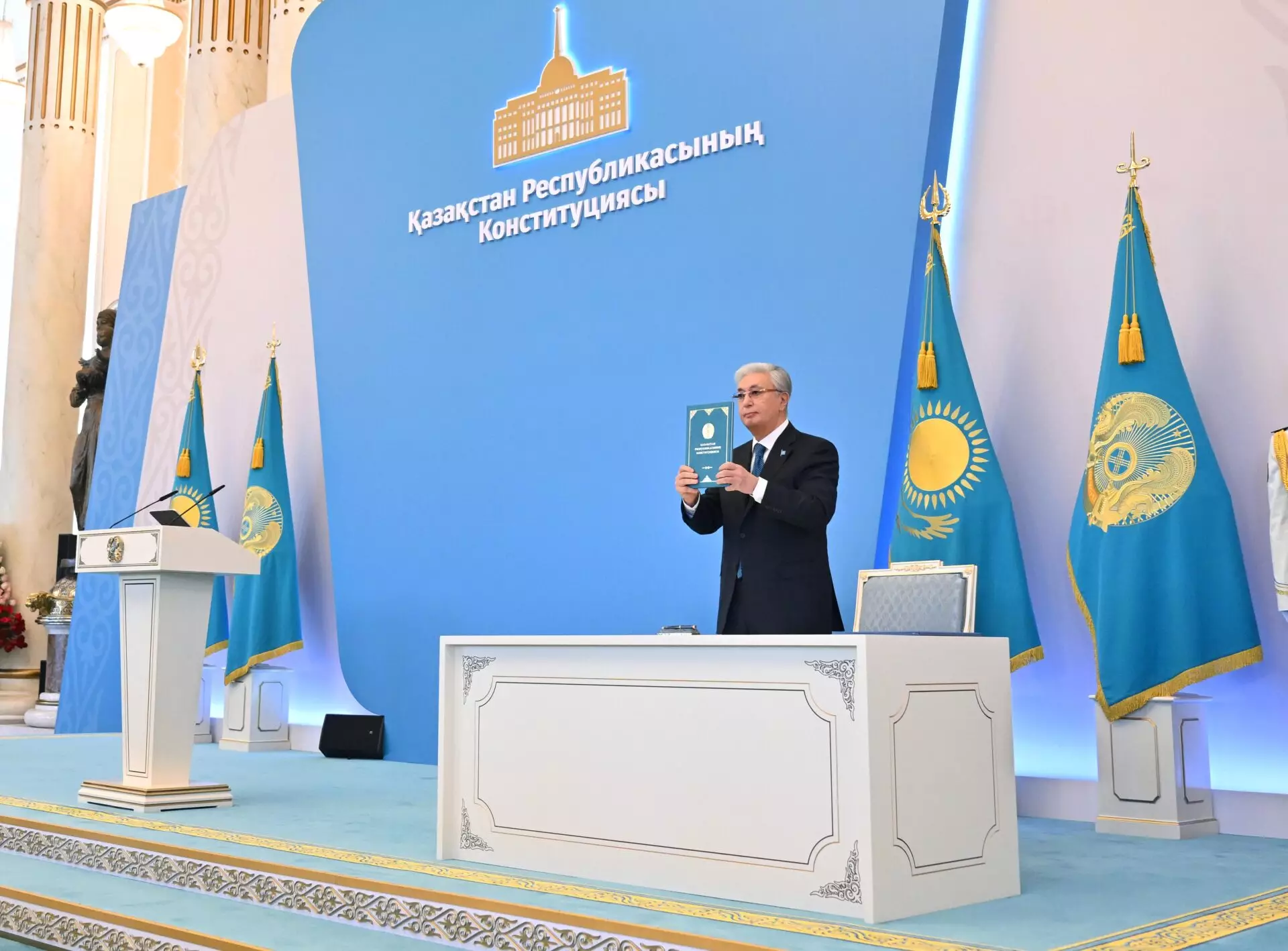 Президент скрепил своей подписью Конституцию