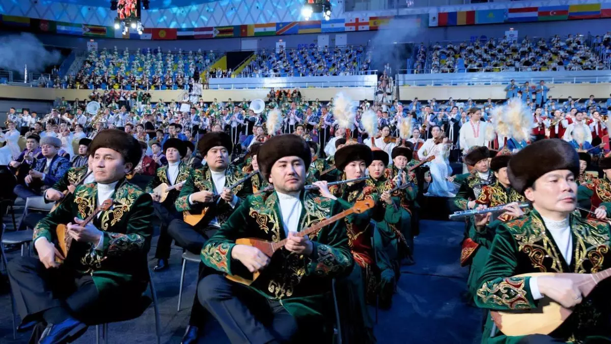Пять тысяч музыкантов исполнили кюй «Шернияз» и песню «Наурыз» в Астане
