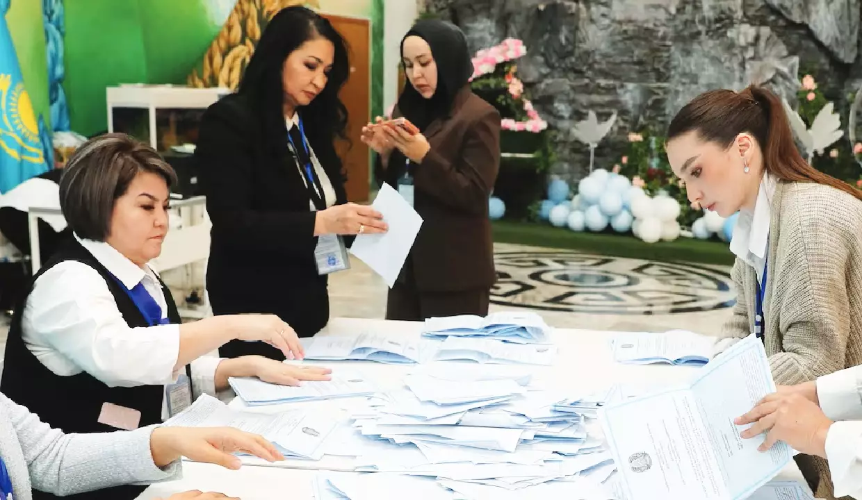 Казахстан одобрил новую конституцию, расширяющую полномочия президента Токаева.