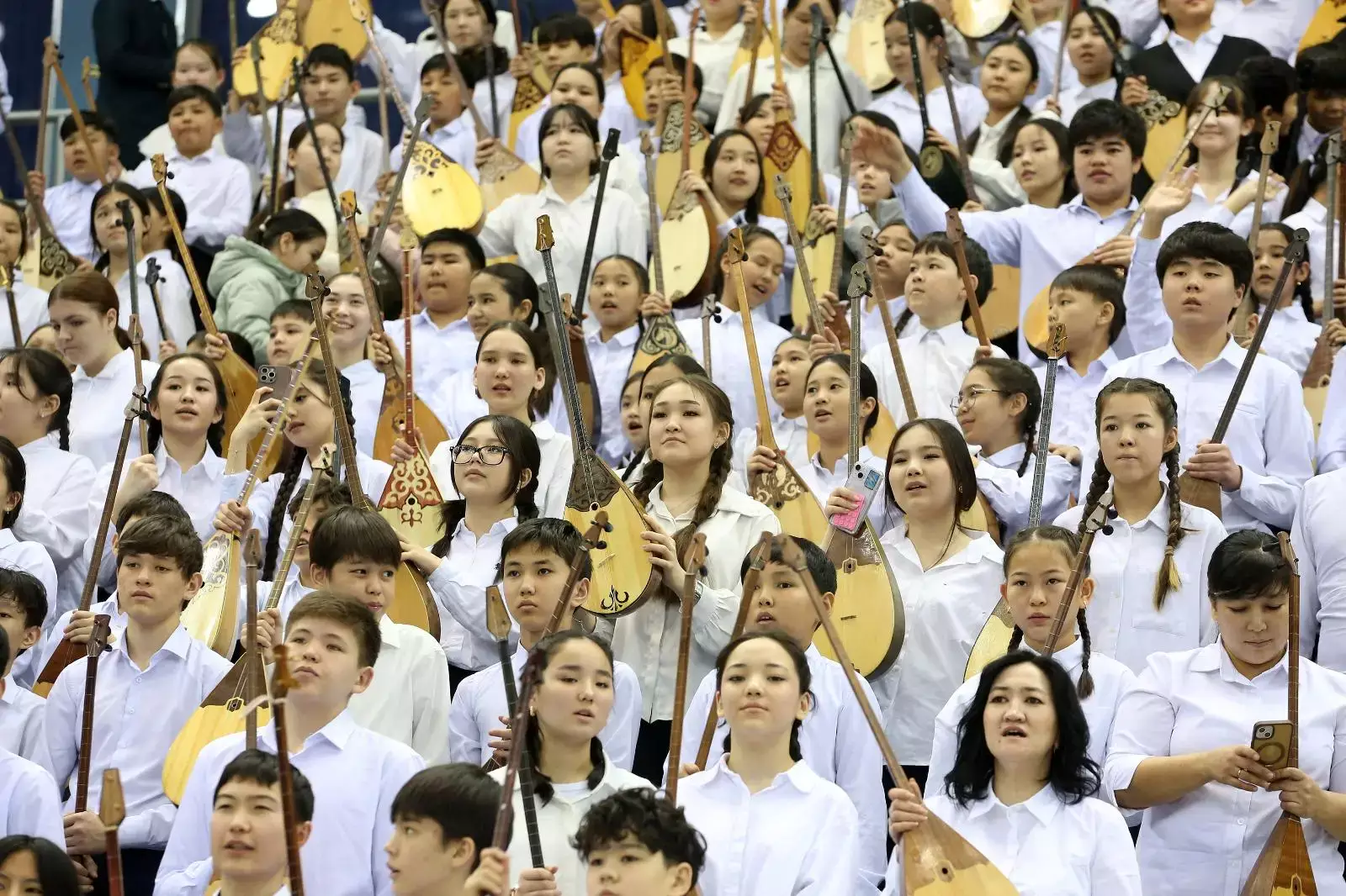 Алматыда 11 000 домбырашы қатысқан үлкен флешмоб өтті