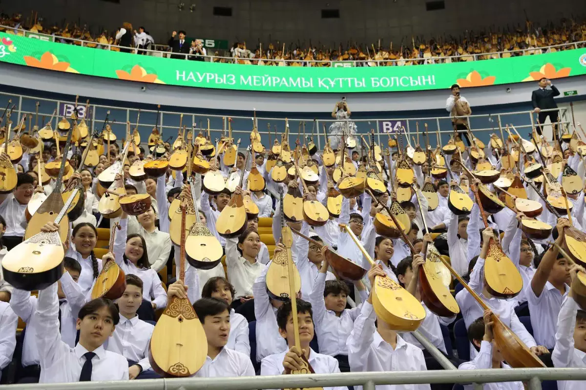 Алматыда 11 500 домбырашы Наурыз мейрамының құрметіне ұлттық рекорд орнатты