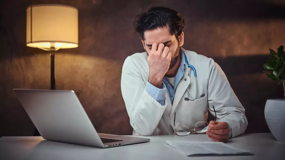 Смена за сменой: медиков Талдыкоргана “гоняли“ по 24 часа без доплаты