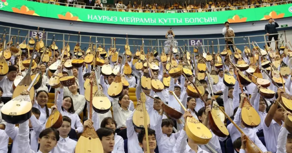  Алматыда 11 500 домбырашы Қазақстан рекордын орнатты 