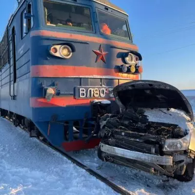 Секунды до удара: в Атырау машина влетела под поезд