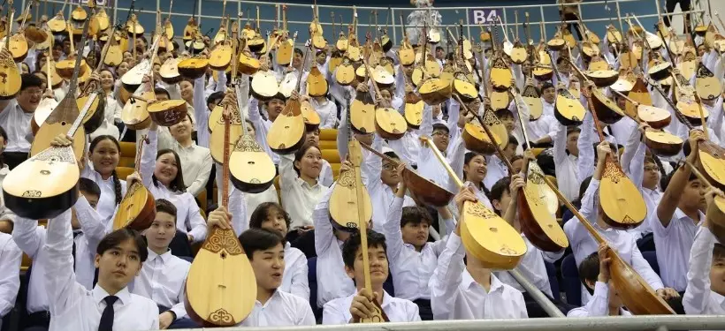 Алматыда 11,5 мың оқушы бір мезетте күй орындап, рекорд орнатты