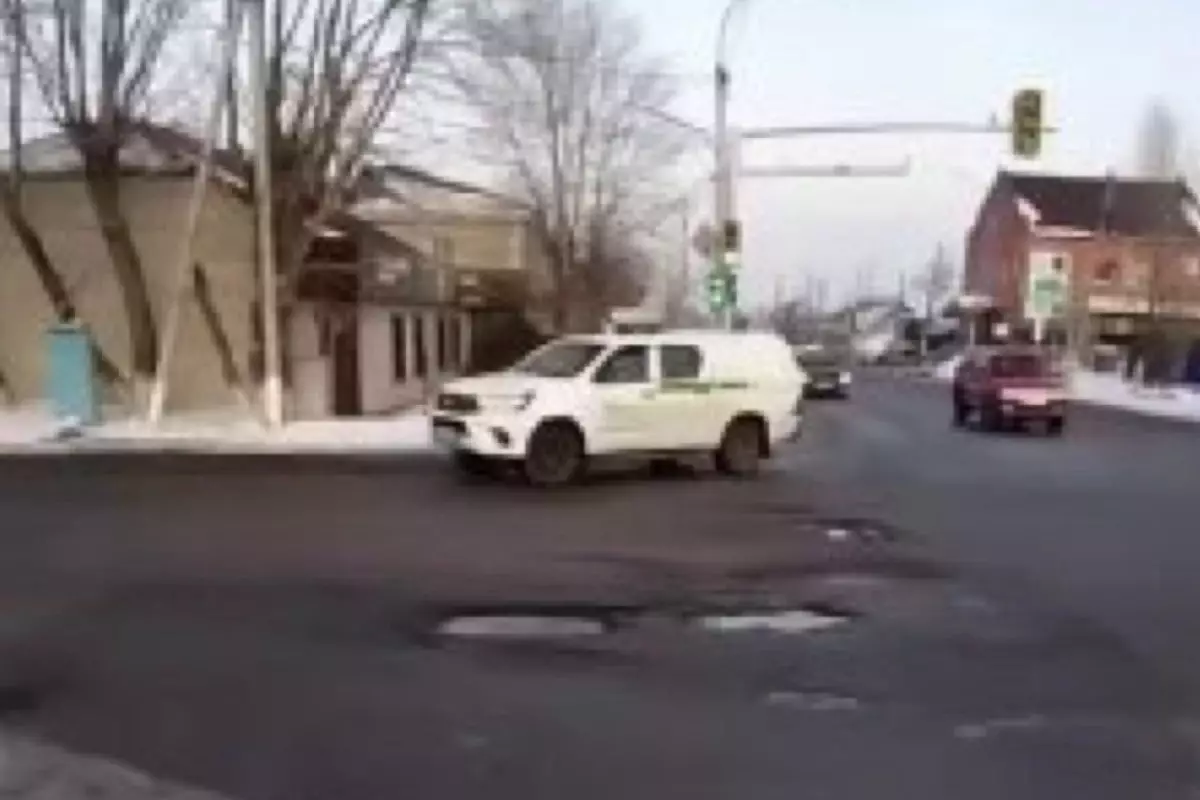 Көкшетауда көктем келсе болды – былтыр жөнделген жол тағы шұрық-тесік