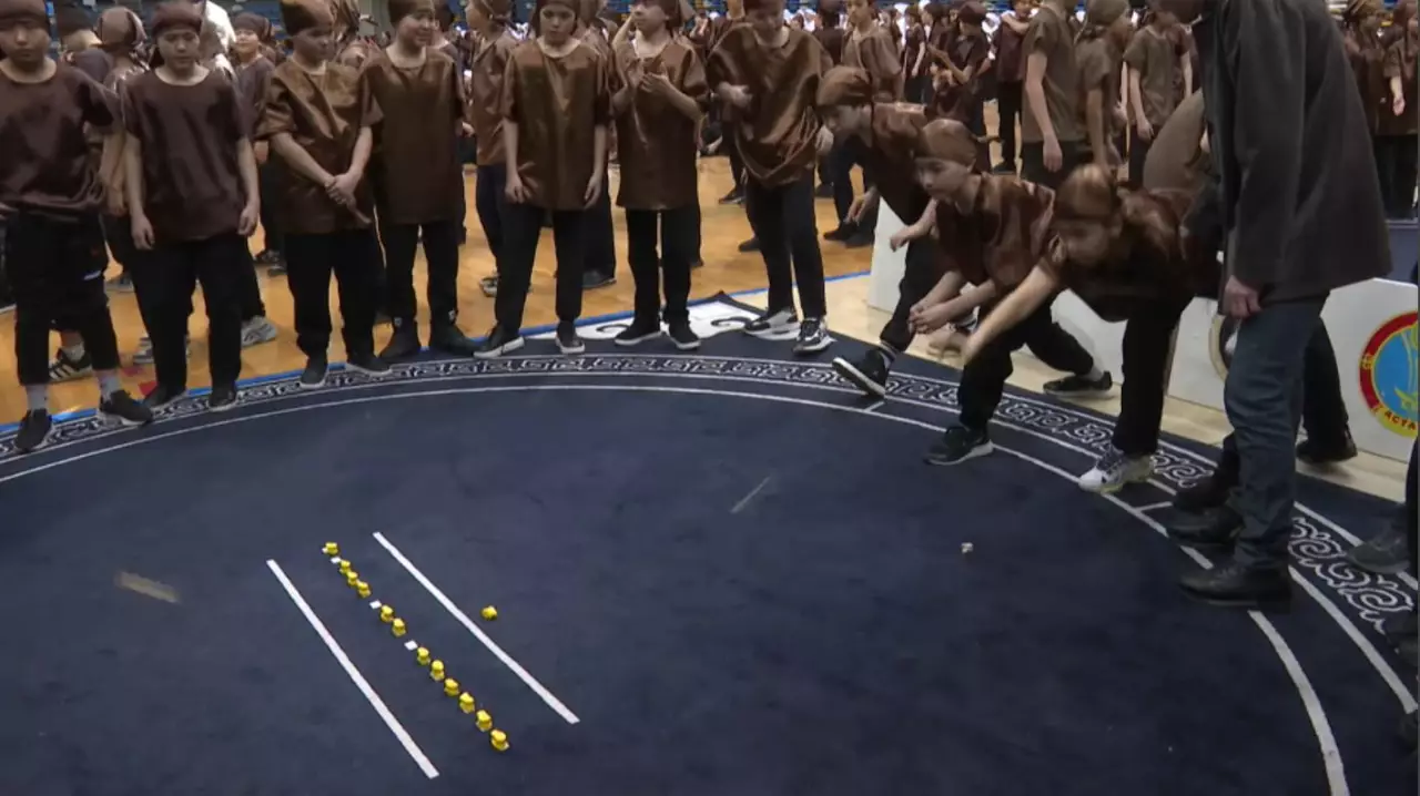 Астанада бір мезетте 18 мың бала асық ойнады