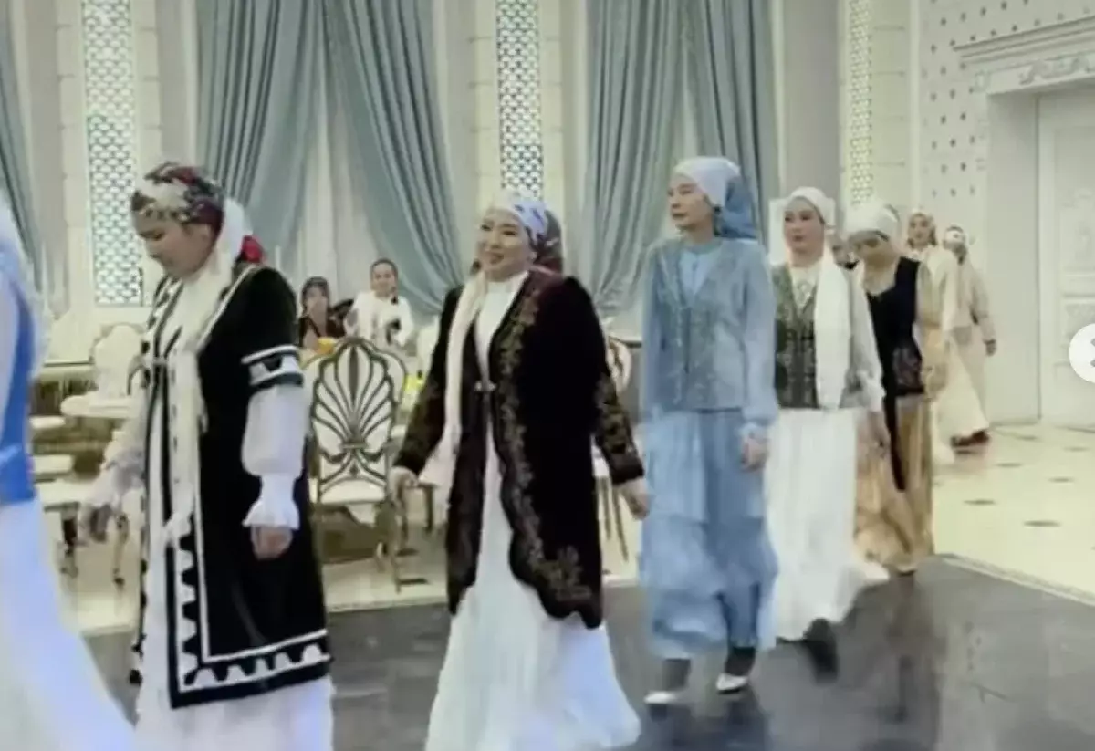 Девушек из Мангистау раскритиковали за ролик с «Салем салу»