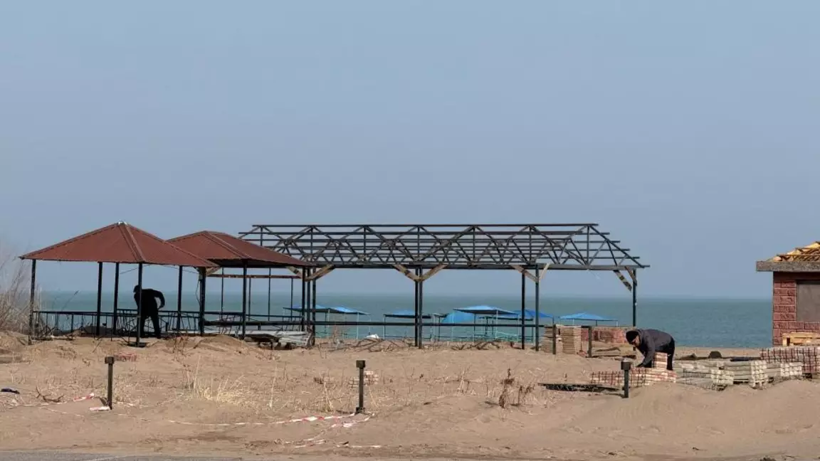 Таза, жайлы, заманауи: Қонаевта екі бірдей жағажай абаттандырылуда