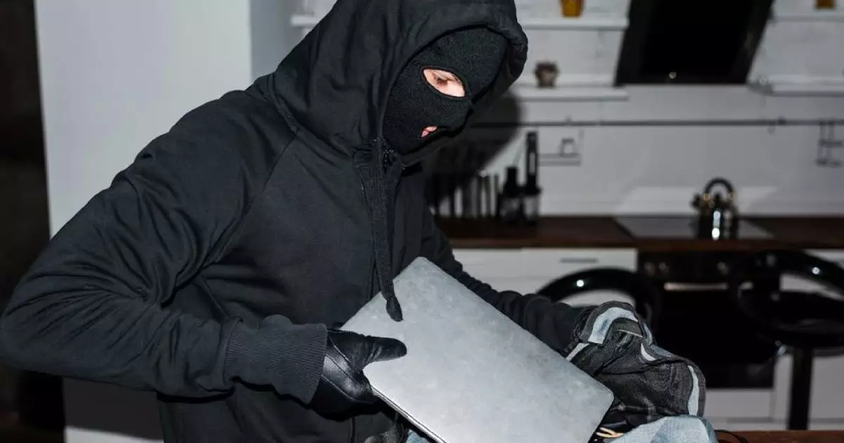  `Баламды көріп кетемін` деген еркек бұрынғы әйелінің үйін тонады 