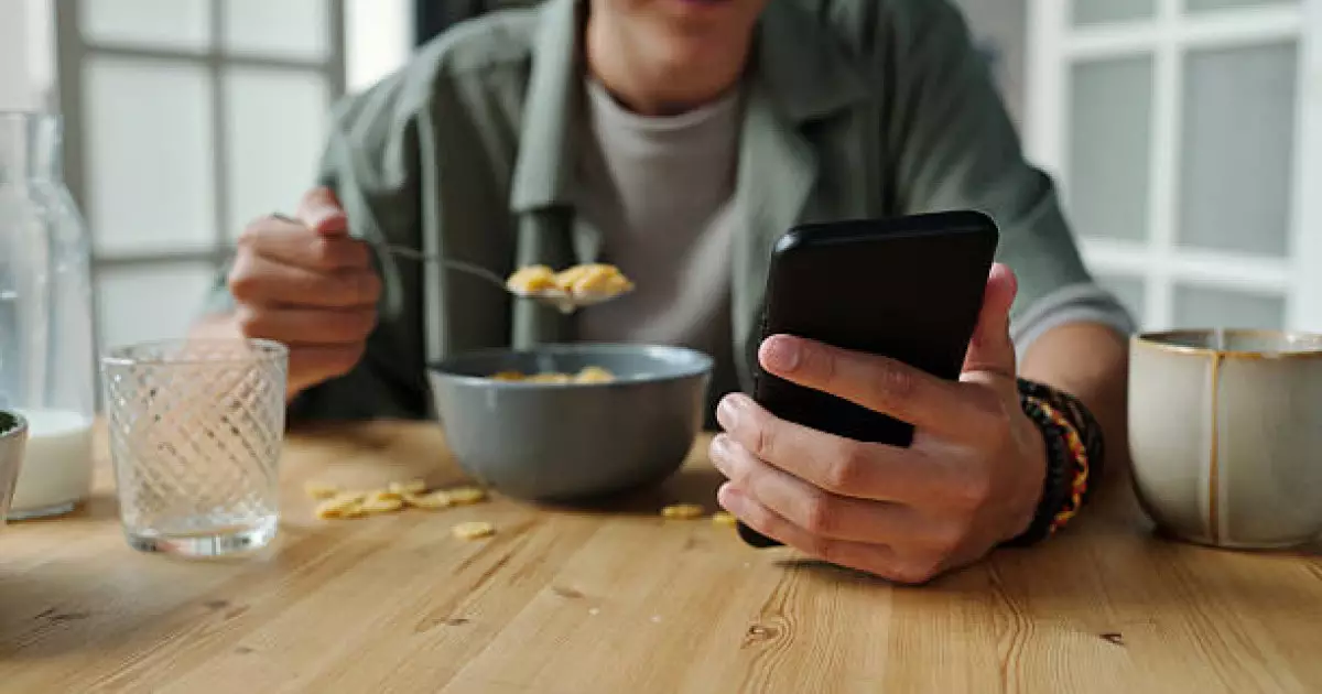  Смартфонға көп қарау тамақты шамадан тыс көп жеуге ықпал етеді – зерттеу 