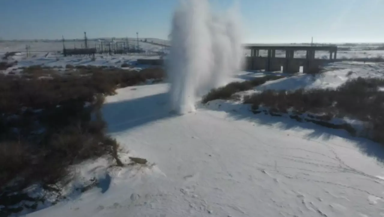 Лёд взрывают на реках в Карагандинской области