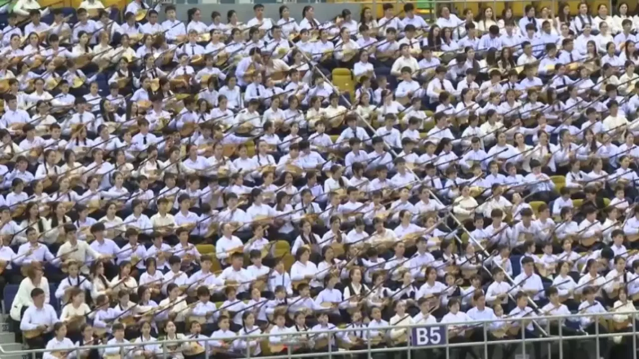 Крупнейший музыкальный флешмоб состоялся в Алматы