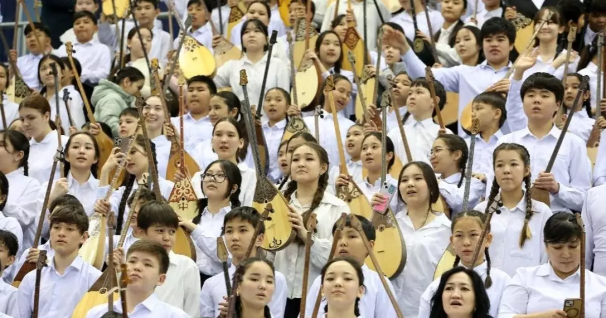  Тағы рекорд! – Алматыда 11500 домбырашы бір шаңырақ астында күй шертті 