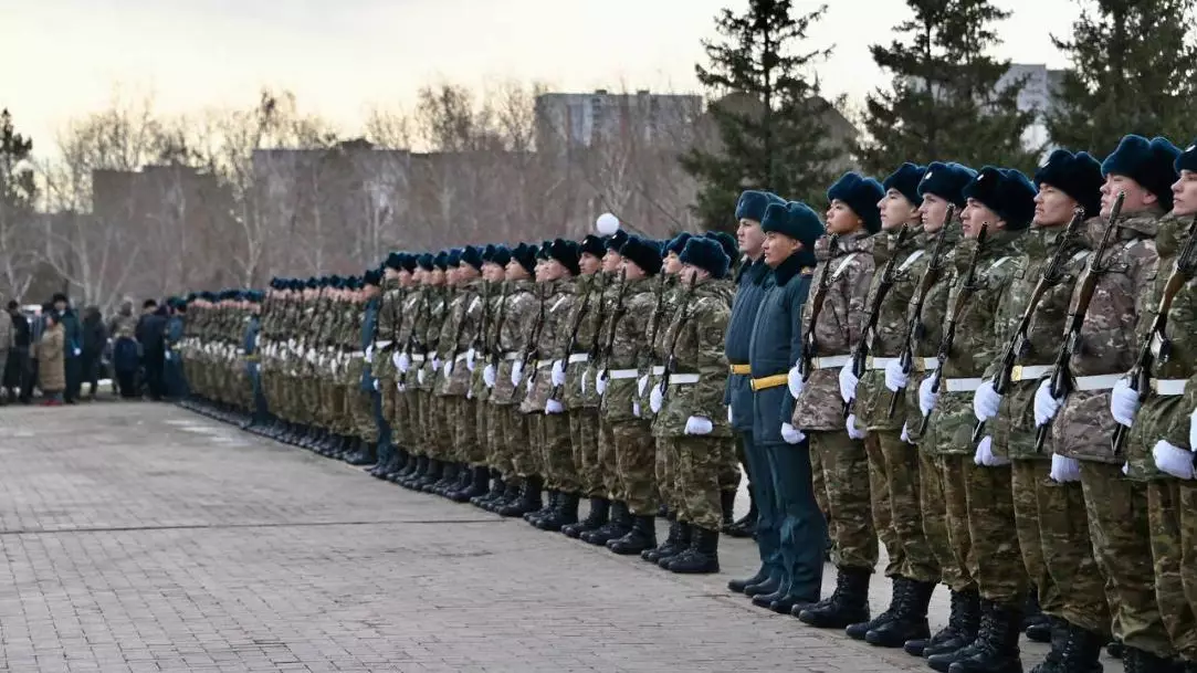 Молодые казахстанцы получают повестки на службу