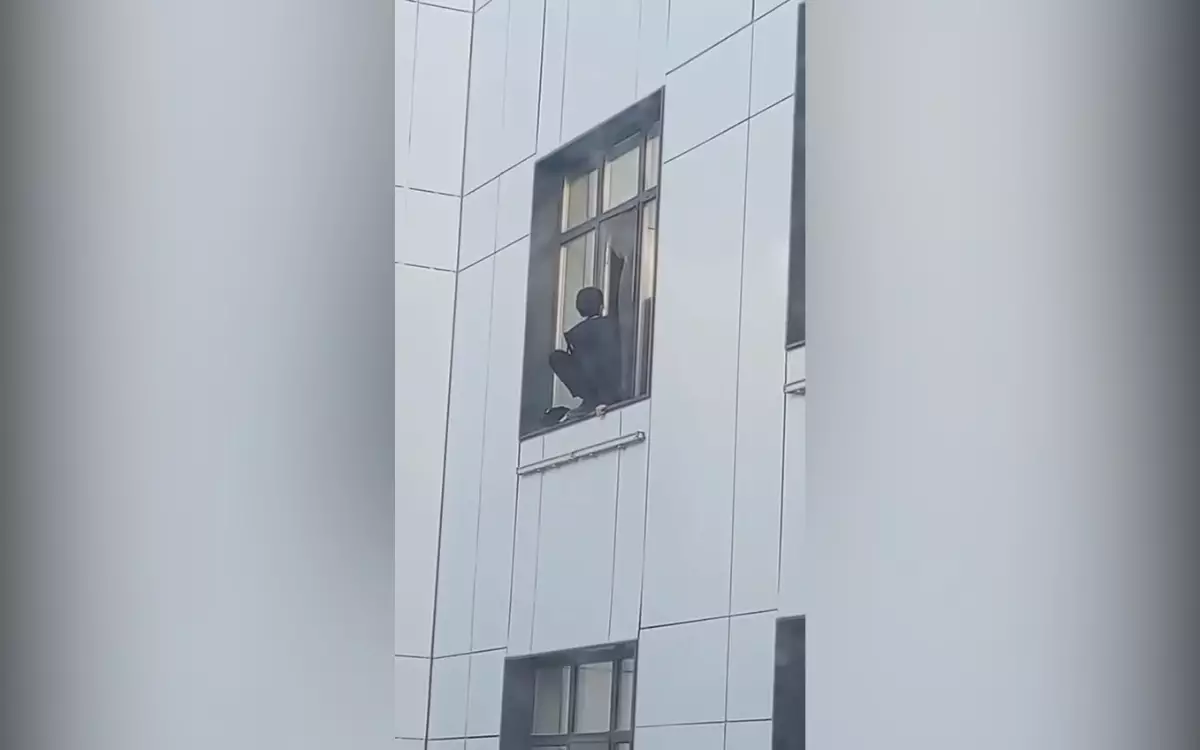 Подросток, ранивший девочку в BINOM, пытался выпрыгнуть из окна