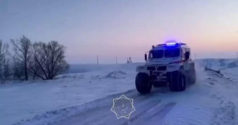 Непогода парализовала движение на важной трассе Казахстана.