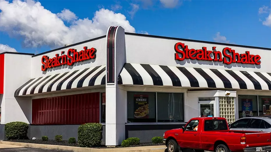 Сеть Steak ’n Shake обновляет популярный "Патриотический милкшейк" новой съедобной версией, доступной только в 2026 году.