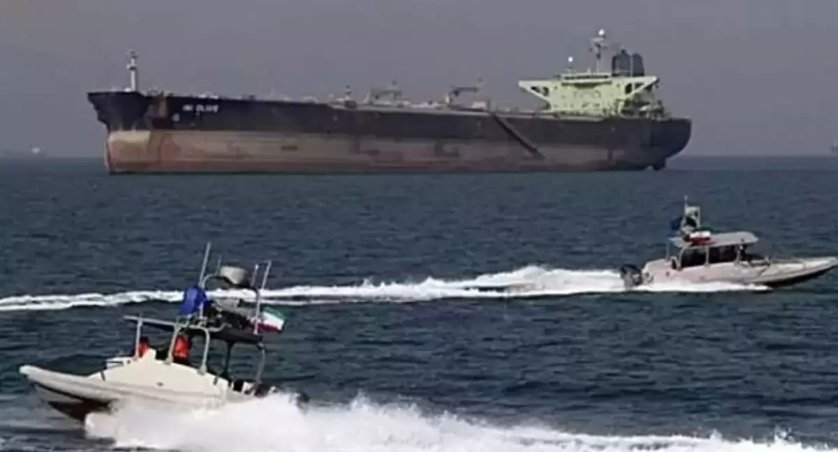 Иран Ормуз бұғазы арқылы кемелерді өткізе бастады