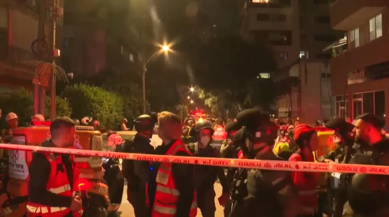 Иран ударил по центру Израиля: есть жертвы