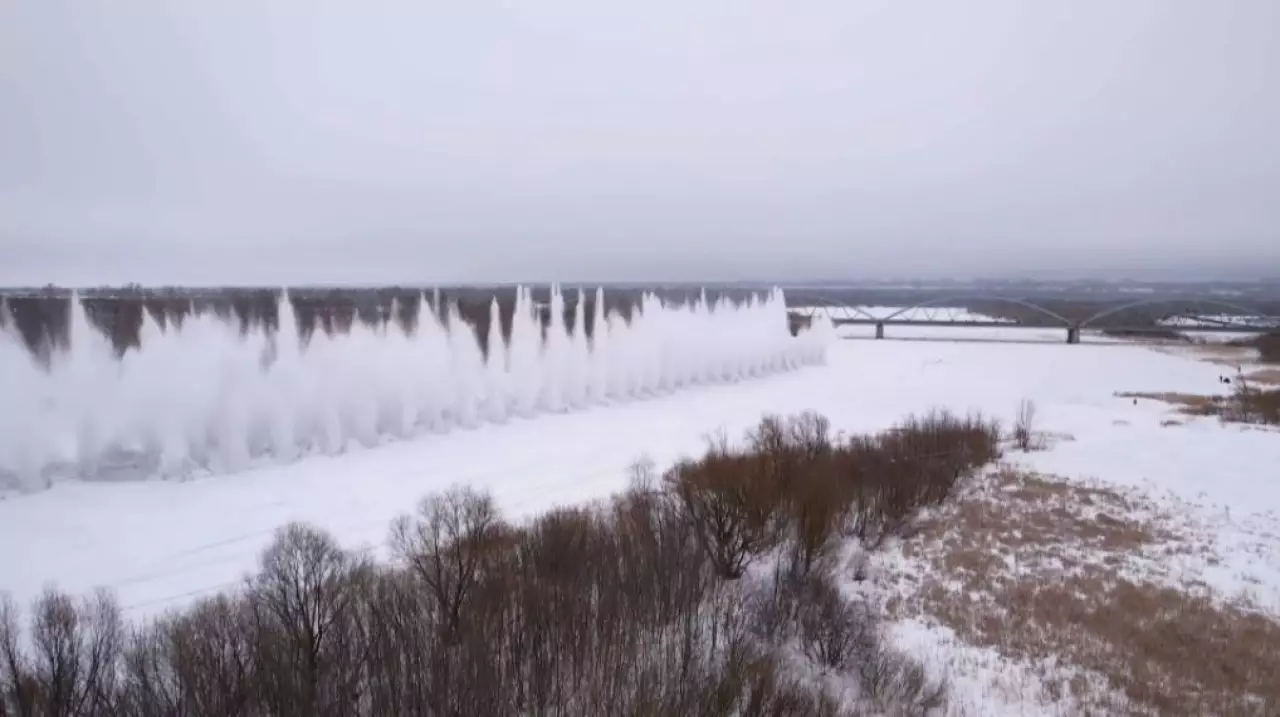 Лед на реке Есиль взрывают в Петропавловске