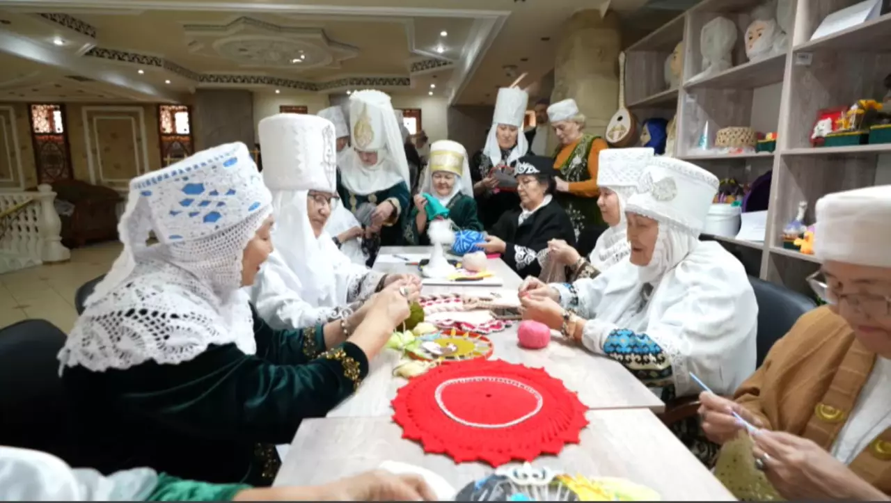 Астанада зейнеткерлер ұлттық киім тігеді