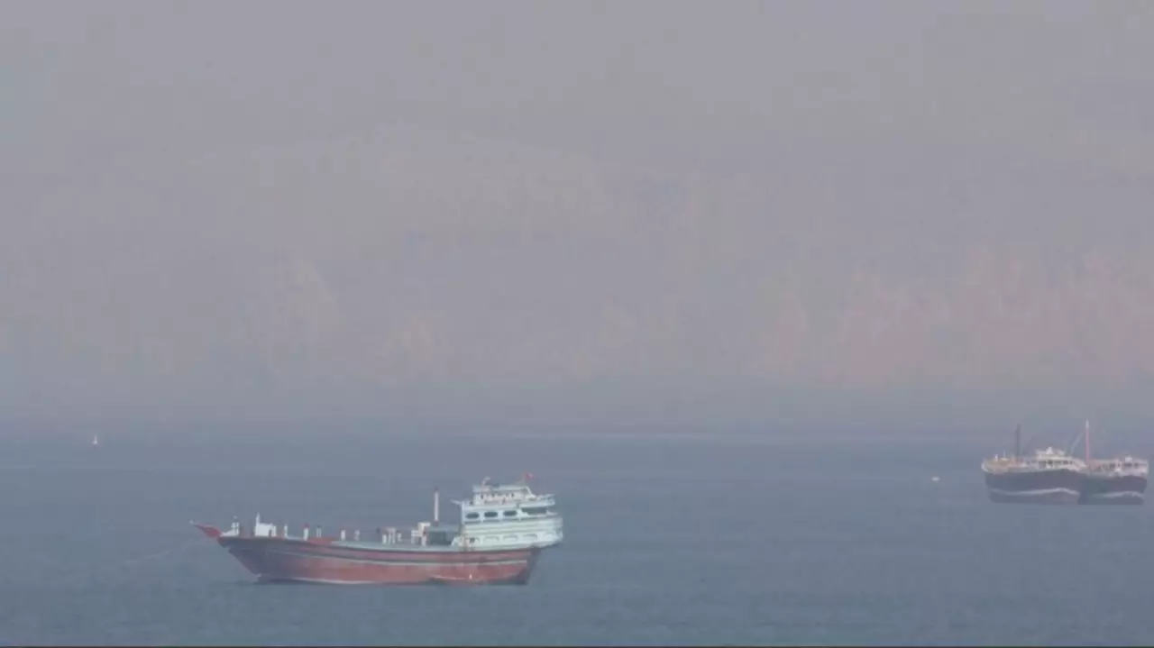 Ормузда 1 мыңнан аса кеме бөгеліп тұр