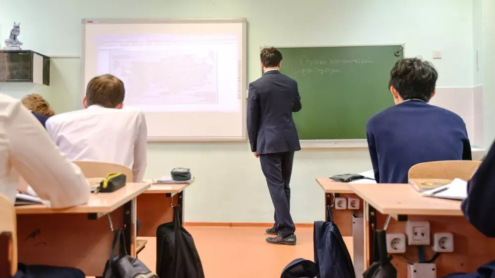 Чиновников в Казахстане будут готовить ещё со школы