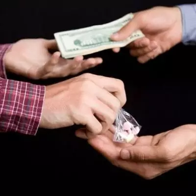 Поймали на закладках: в Алматы задержали дилера синтетических наркотиков