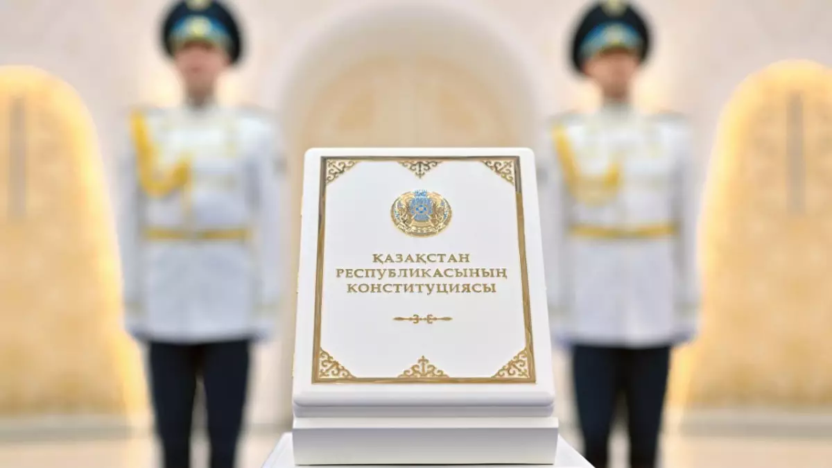 Премьер-министр поручил обеспечить издание Конституции массовым тиражом