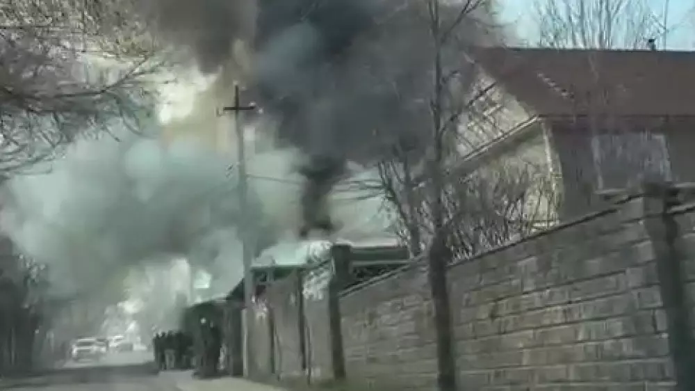 Алматыда ірі өрт сөндіріліп жатыр