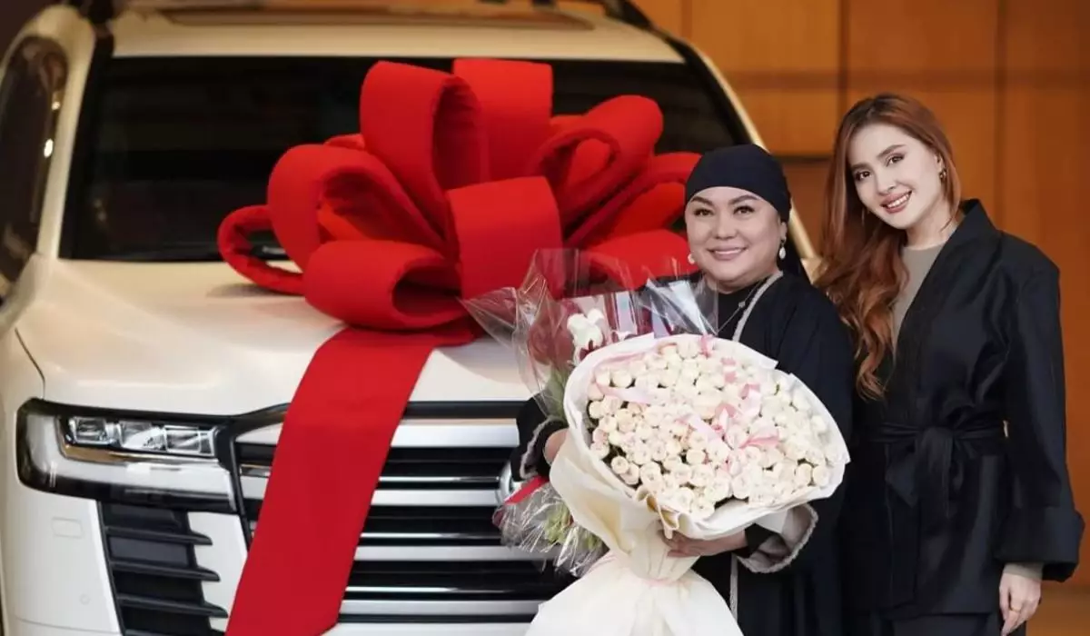 Мерей Абилованың сіңлісі анасына 60 миллион теңгеге сый жасады