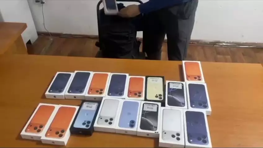 Дүкен есігін балғамен сындырған: 20-ға жуық iPhone ұрлаған күдікті ұсталды